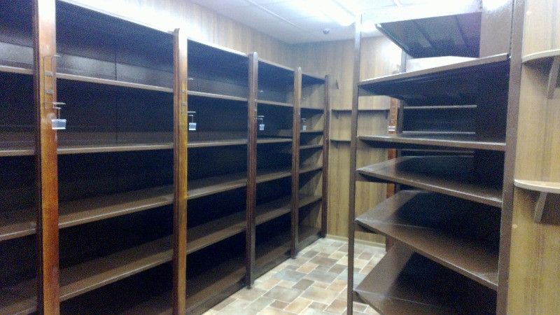 Винный стеллаж пристенный с передней стойкой