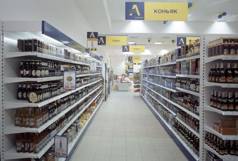 Стеллаж пристенный с фризом
